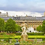 In The Heart Of Parisian Treasures And Lifestyle Παρίσι